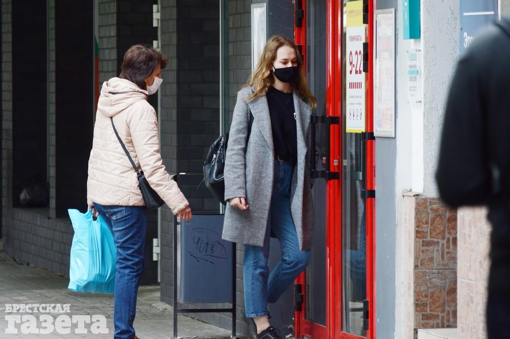 Жители Бреста ходят в масках во время пандемии коронавируса COVID-19. 13 мая 2020 года. Фото: