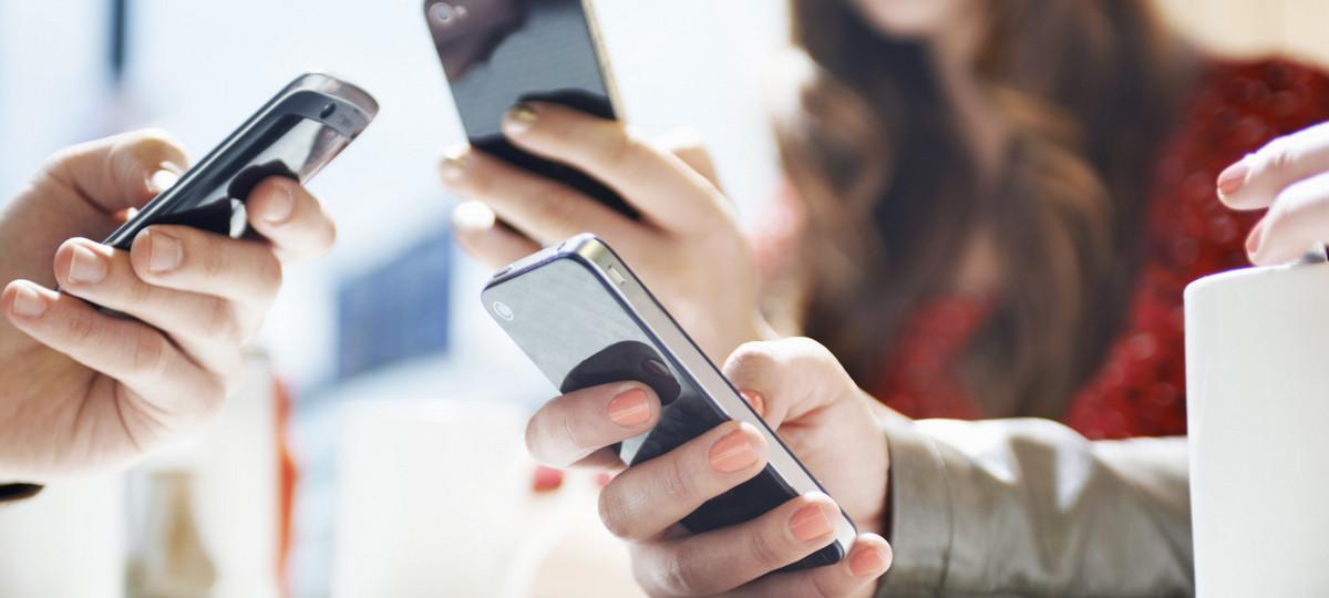 Телефоны в руках у людей