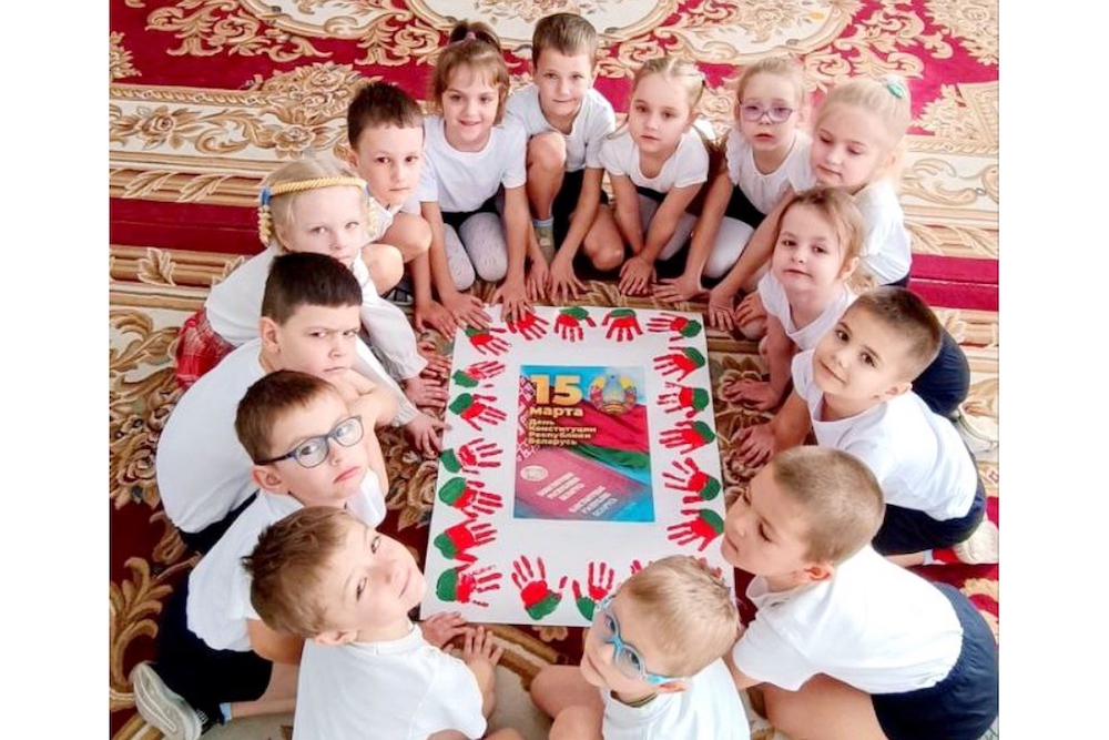 Воспитанники детского сада №5 в Иваново на Дне Конституции. 15 марта 2024 года. Фото: janow.by.