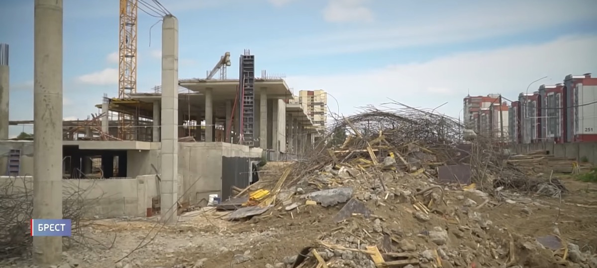 Так выглядит каркас ТРЦ В Бресте после обрушения. Скриншот видео СТВ