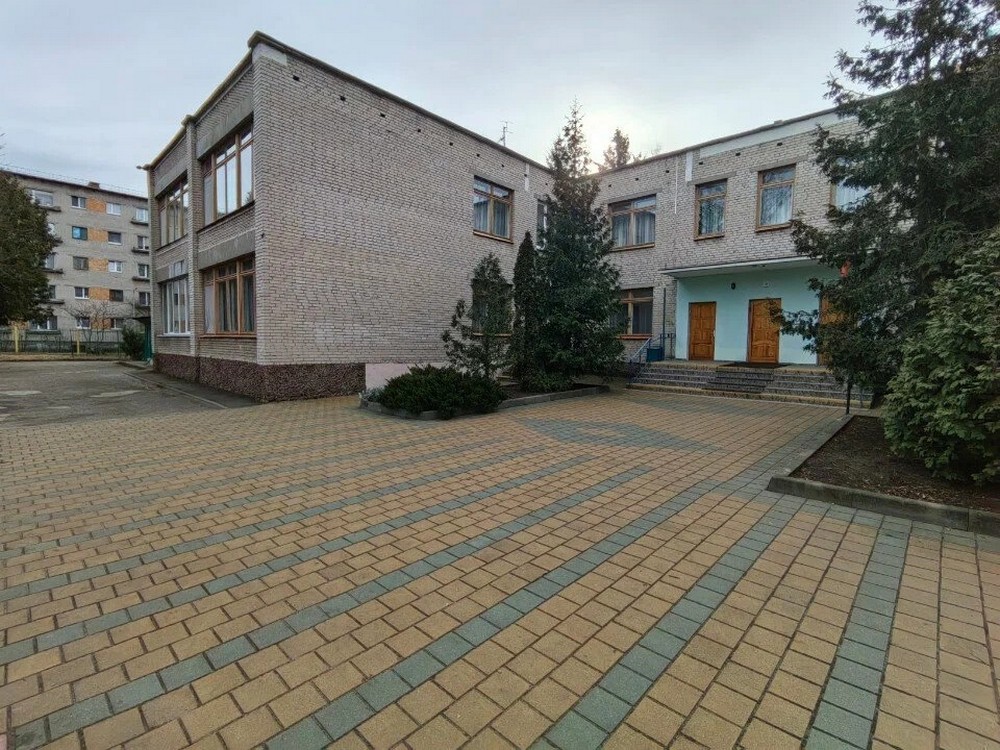 Деревья на территории детского сада №15 в Бресте. Фото из яндекс-карт