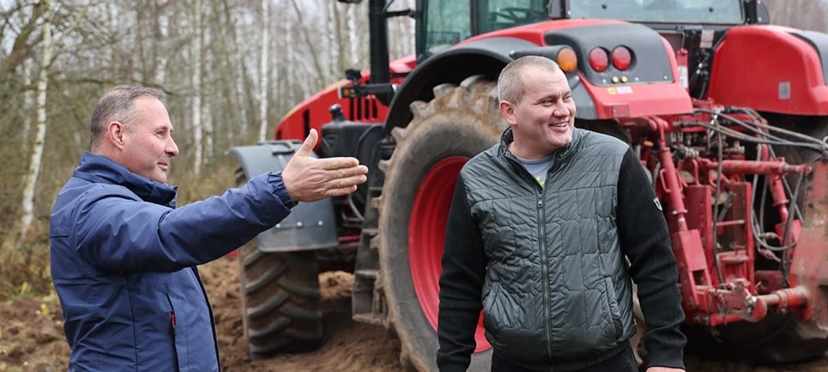 два рабочих на сельхоз предприятии