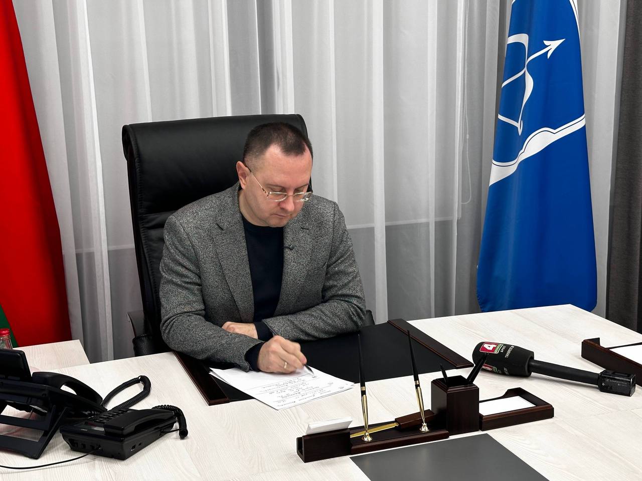 Председатель Брестского горисполкома Сергей Лободинский проводит прямую телефонную линию с жителями города. 