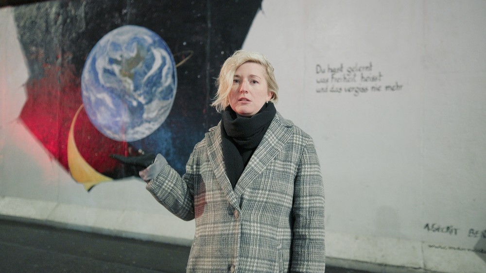 Марыя Рудзь каля East Side Gallery. Фота: BGmedia