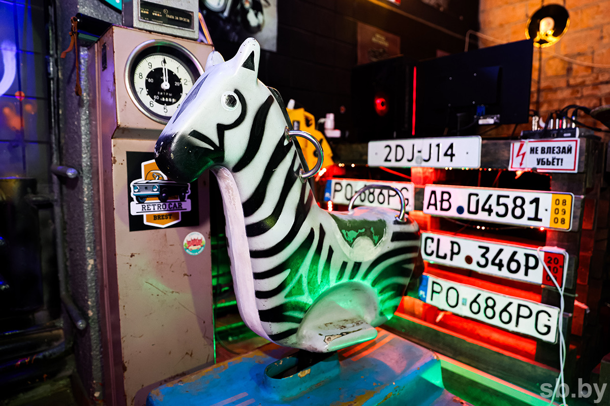 Брест. Музей «Советское детство». Ретро игрушки, эпоха СССР. Автомат, качалка «Зебра».