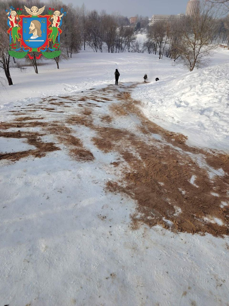 Засыпанная снежная горка в Витебске.