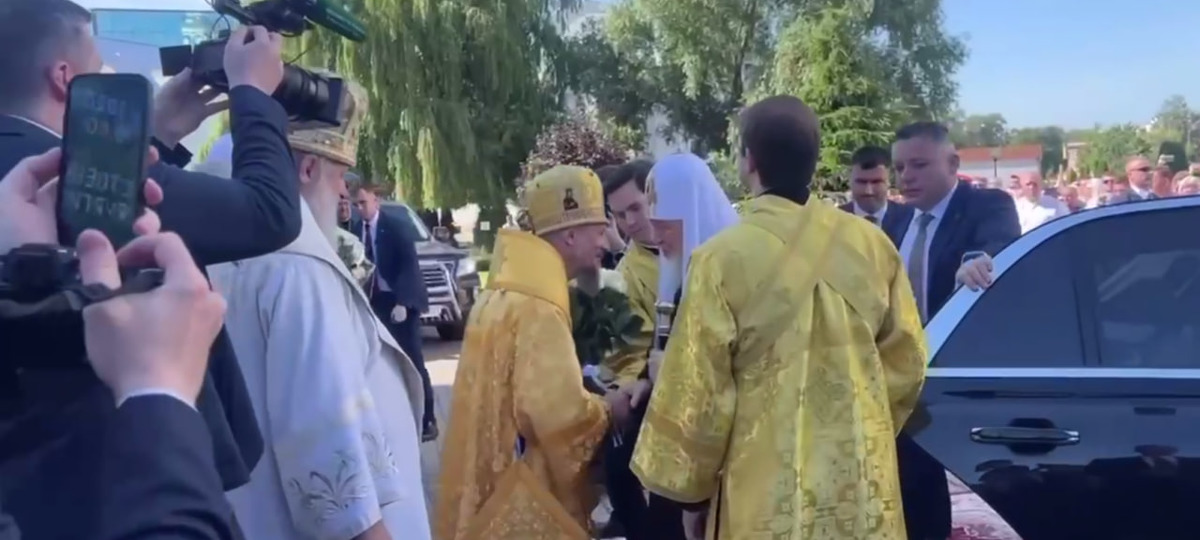 Встреча патриарха Кирилла в Бресте перед входом в церковь. Скриншот видео