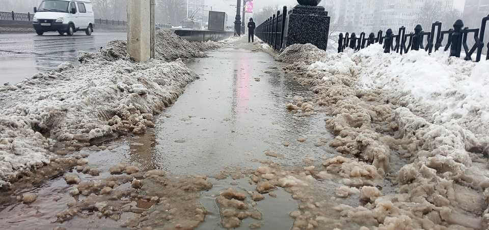 Лужа на мосту под Дубровенкой в Могилеве