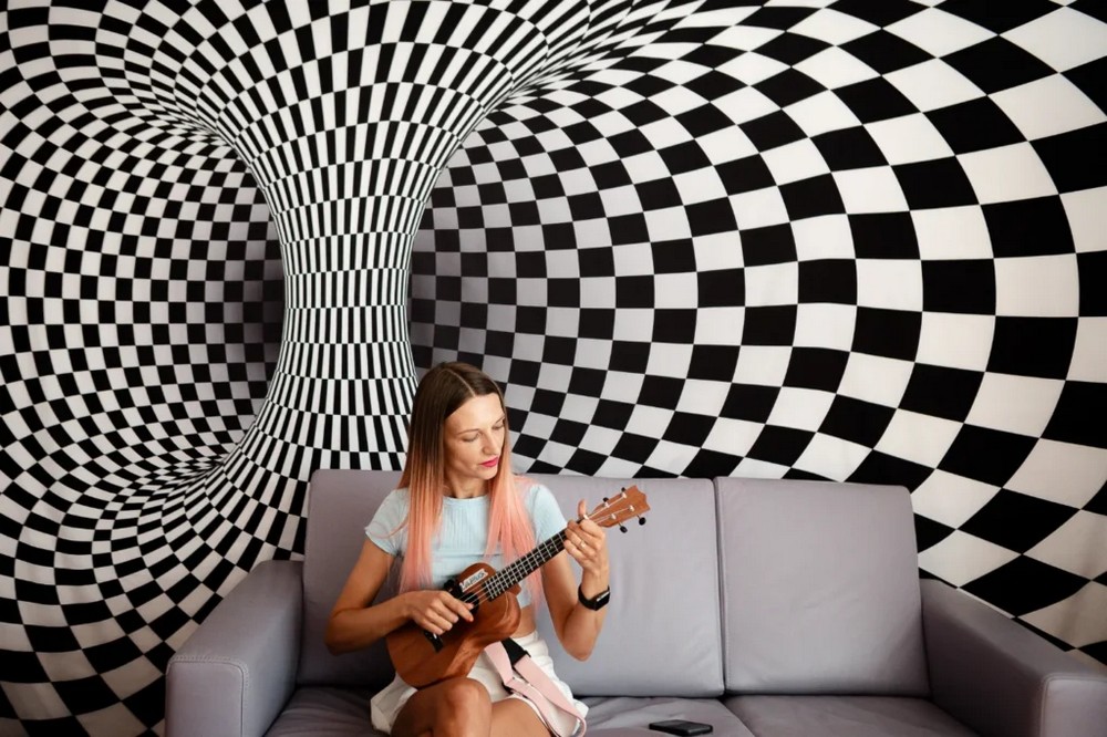 Ирина всегда играла на гитаре, а недавно открыла для себя укулеле. Фото: Politzek.me