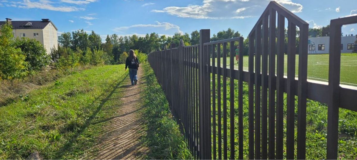 Тропинка вдоль школы в Радошковичах