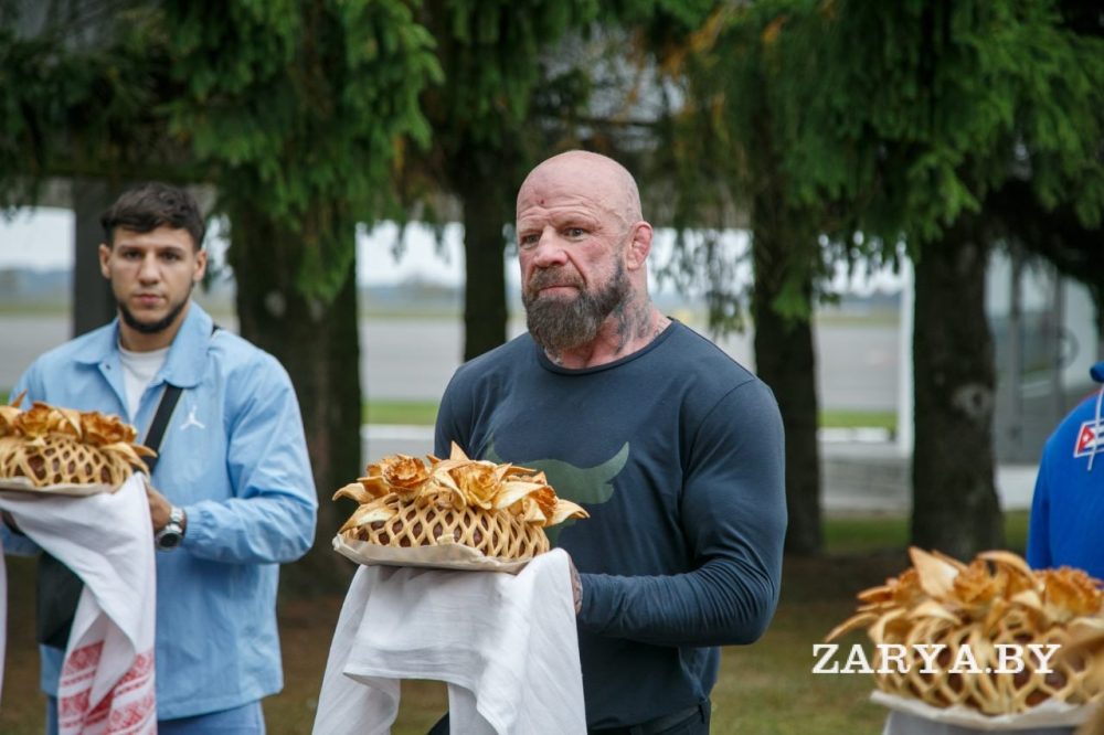 Z-депутат и боец Джефф Монсон в Бресте. Фото: «Заря»