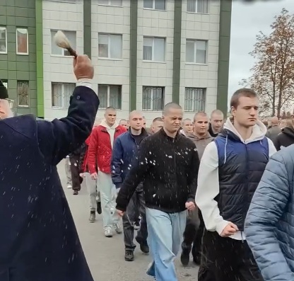Священник провожает брестских призывников в армию. Скриншот видео