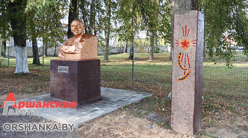 В Орше открылся мини-отель Rosa Ventorum. Рядом с ним установлен бюст Ленина
